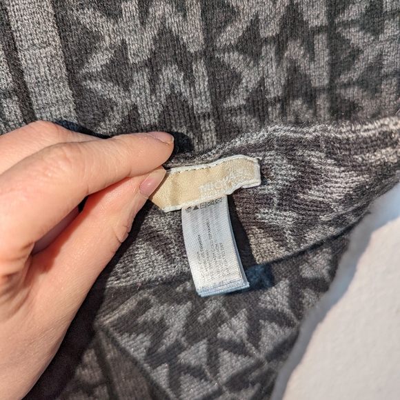 Micheal Kors Black Gray Wrap Logo Scarf - Picture 4 of 5